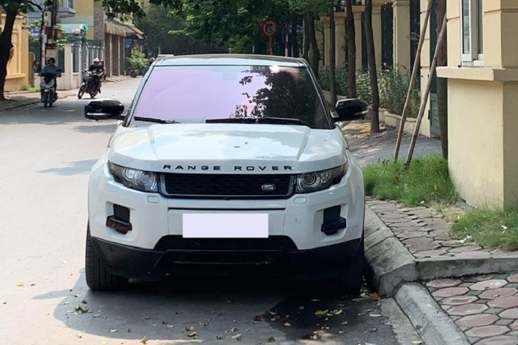 Vào tháng 9 năm 2019, những hình ảnh về chiếc SUV hạng sang Range Rover Evoque bị kẻ gian vặt mặt gương ở Hà Nội cũng khiến cho cư dân mạng đặt ra câu hỏi bán cho ai? Nhiều người cho rằng những kẻ gian vặt mặt gương các dòng xe sang Range Rover rất khó có thể thanh lý. Chủ nhân của những chiếc Range Rover là những người thành đạt và không dễ gì họ bỏ tiền ra chuộc lại các mặt gương bị những tên trộm lấy đi.