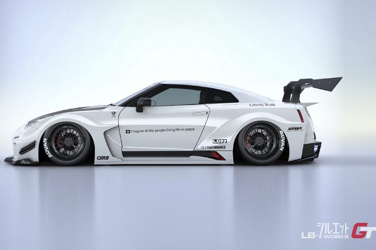 Cụ thể hơn, giá bán 73.570 và 70.200 USD được dành cho hai biến thể được làm hoàn toàn bằng sợi carbon khô của bản độ này. Thấp hơn, khách hàng có thể lựa chọn phiên bản với một số chi tiết bằng carbon, kết hợp cùng một số chi tiết bằng nhựa gia cố sợi (fiber-reinforced plastic – FRP) với giá ở mức 54.540 USD và 53.050 USD.