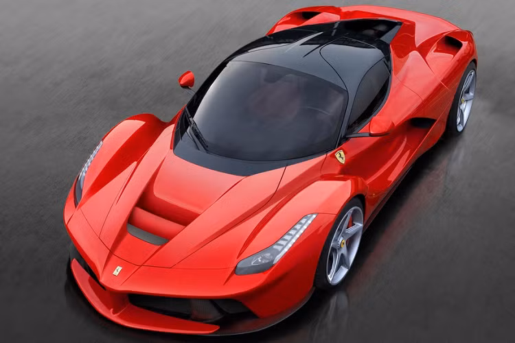 5. Ferrari LaFerrari: Hãng xe Italy chỉ sản xuất LaFerrari với số lượng hạn chế 499 chiếc cùng với mức giá đắt đỏ, lên đến 1,7 triệu USD. Đây là mẫu xe đầu tiên của Ferrari được trang bị hệ truyền động hybrid, tổng công suất của Ferrari lên tới 949 mã lực khi khối động cơ V12 6.3L kết hợp cùng động cơ hybrid. Ảnh: Motor1. 