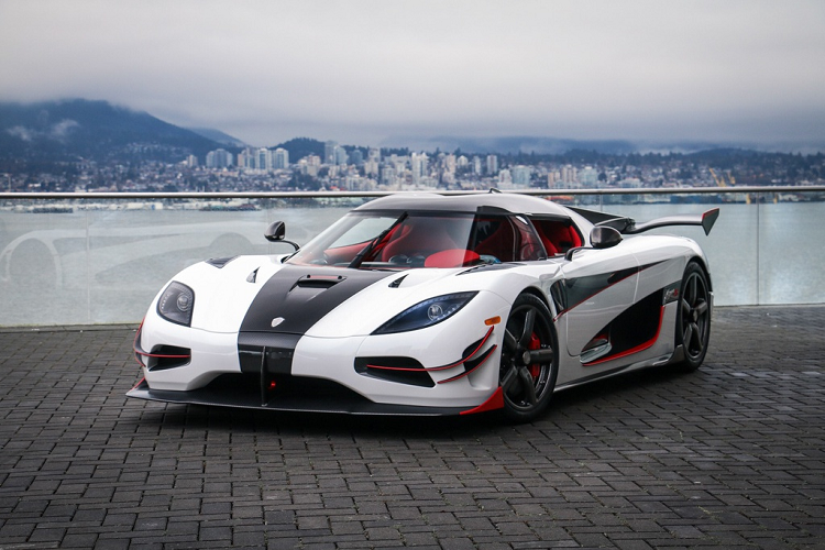 6. Siêu xe Koenigsegg Agera RS: Trước khi Bugatti chiếm lấy kỷ lục tốc độ cao nhất trên một chiếc xe thương mại, Agera RS là mẫu xe đã giữ kỷ lục đó trong một thời gian nhờ vận tốc tối đa 456 km/h. Agera RS được trang bị động cơ tăng áp V8 5.0L, cho công suất 1.380 mã lực và mô-men xoắn cực đại 1.370 Nm. Xe có thể tăng tốc 0-100 km/h chỉ trong 2,9 giây. Ảnh: Carscoops. 