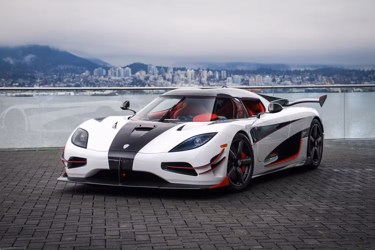 6. Siêu xe Koenigsegg Agera RS: Trước khi Bugatti chiếm lấy kỷ lục tốc độ cao nhất trên một chiếc xe thương mại, Agera RS là mẫu xe đã giữ kỷ lục đó trong một thời gian nhờ vận tốc tối đa 456 km/h. Agera RS được trang bị động cơ tăng áp V8 5.0L, cho công suất 1.380 mã lực và mô-men xoắn cực đại 1.370 Nm. Xe có thể tăng tốc 0-100 km/h chỉ trong 2,9 giây. Ảnh: Carscoops. 