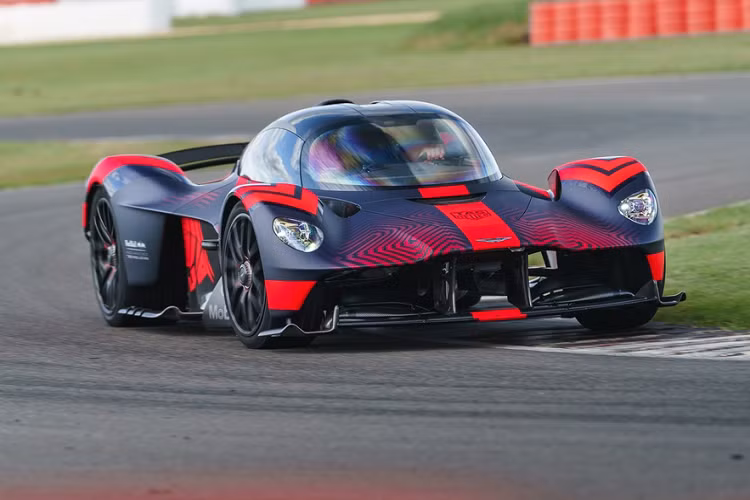 7. Aston Martin Valkyrie: Valkyrie là dự án siêu xe đầy tham vọng của hãng xe Anh quốc và đã bắt đầu bước sang giai đoạn sản xuất thương mại sau thời gian dài ấp ủ. Sức mạnh của Valkyrie là cỗ máy V12 6.5L, sản sinh công suất 1.000 mã lực và mô-men xoắn 740 Nm. Chỉ có 150 chiếc Valkyrie được sản xuất với giá bán từ 3,2 triệu USD và tất cả đều đã tìm thấy chủ nhân từ hai năm trước. Ảnh: Motorauthority. 