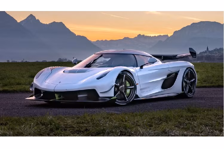 10. Koenigsegg Jesko: Được tạo ra để nối tiếp sự thành công của Koenigsegg Agera, Jesko có kiểu dáng thuần khiết của một chiếc hyper-car. Jesko được đặt tên theo người cha của nhà sáng lập thương hiệu Koenigsegg. Xe không có quá nhiều sự khác biệt về sức mạnh lẫn giá bán với mẫu Agera, Jesko sử dụng khối động cơ V8 5.0L tăng áp kép, sản sinh công suất 1.578 mã lực 1.500 Nm. Tốc độ tối đa của Koenigsegg Agra là 482 km/h. Ảnh: Top Gear.