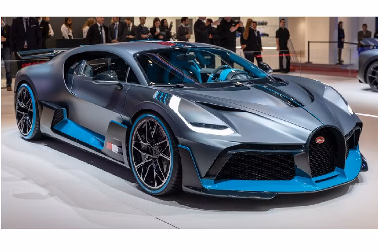 9. Bugatti Divo: Hầu hết mọi người đều biết Bugatti nổi tiếng với mẫu Veyron, tuy nhiên những người từng sở hữu mẫu xe này phàn nàn rằng nó quá cồng kềnh và xử lý kém. Có lẽ đó là nguyên nhân khiến cho Bugatti tạo ra một phiên bản đặc biệt của Bugatti Chiron, mang tên Divo. 