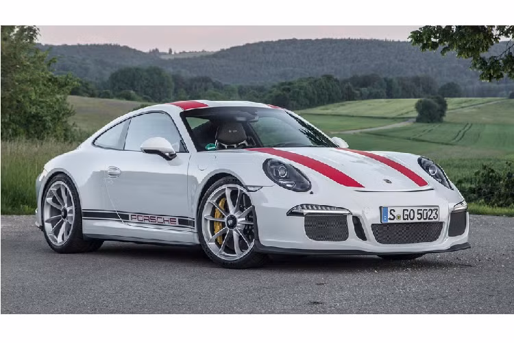 2. Siêu xe Lamborghini Veneno: Vào năm 2013, Lamborghini đã gây chấn động thế giới trong lễ kỷ niệm 50 năm của mình bằng các tiết lộ 3 mẫu xe mới, trong đó có Lamborghini Veneno. Veneno được đánh giá là một chiếc siêu xe sắc sảo, thiết kế đến từ tương lai và đậm chất Lamborghini. Mặc dù có giá bán lên đến 4,5 triệu USD, nhưng toàn bộ số lượng Veneno đều đã được đặt cọc. Ảnh: Net Car Show. 