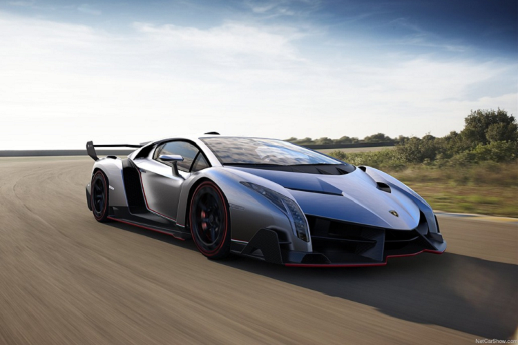 1. Porsche 911 R: Thoạt nhìn ở bên ngoài, siêu xe Porsche 911 R thoạt nhìn không có gì đặc biệt. Điểm khác biệt của mẫu xe này nằm ở kiểu dáng cổ điển và chỉ được trang bị tùy chọn hộp số sàn. Porsche cho biết mục đích tạo ra chiếc 911 R nhằm bảo tồn và tôn vinh các di sản của hãng. Porsche chỉ sản xuất đúng 991 chiếc 911 R và tất cả đều đã được bán hết trước khi được ra mắt chính thức. Ảnh: Car Magazine.