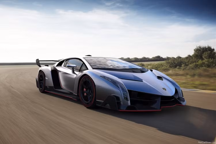 1. Porsche 911 R: Thoạt nhìn ở bên ngoài, siêu xe Porsche 911 R thoạt nhìn không có gì đặc biệt. Điểm khác biệt của mẫu xe này nằm ở kiểu dáng cổ điển và chỉ được trang bị tùy chọn hộp số sàn. Porsche cho biết mục đích tạo ra chiếc 911 R nhằm bảo tồn và tôn vinh các di sản của hãng. Porsche chỉ sản xuất đúng 991 chiếc 911 R và tất cả đều đã được bán hết trước khi được ra mắt chính thức. Ảnh: Car Magazine.