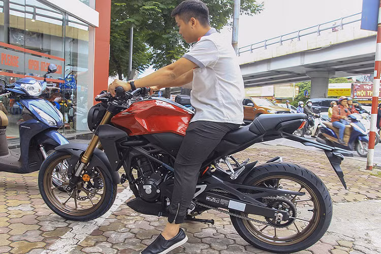 Honda CB300R tại Việt Nam có chiều cao yên 800 mm, mức chiều cao này là khá phù hợp với người cao trên 1m7. Trong ảnh, người lái có chiều cao 1m67. 