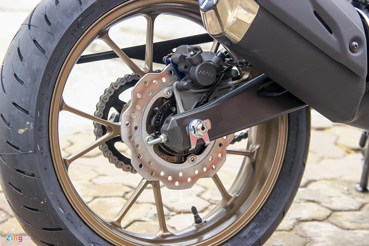 Thông số vành, lốp đều tương tự CB150R nhưng vành xe được sơn màu đồng như CB650R bắt mắt hơn. Cả bánh trước và sau đều được trang bị hệ thống chống bó cứng phanh (ABS). Ngàm phanh trước 4 piston và sau 2 piston. Đĩa phanh đường kính 220 mm. 