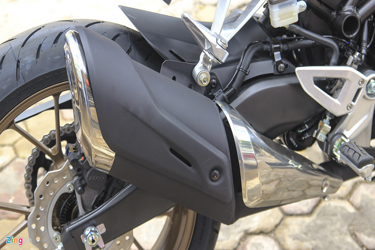 Ống xả CB300R được đặt cao và đầu ra được ốp mạ chrome như đàn anh CB1000R. 