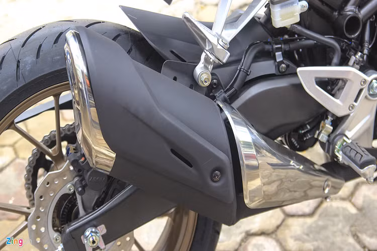 Ống xả CB300R được đặt cao và đầu ra được ốp mạ chrome như đàn anh CB1000R. 