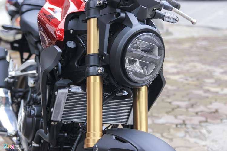 Đèn pha LED chia 2 tầng như các mẫu CB mang "họ" Honda khác. Giảm xóc trước hành trình ngược đường kính 41 mm như CB150R và CB650R. Giảm xóc sau dạng đơn với 7 mức điều chỉnh tải trọng khác nhau. Ngoài ra, CB300R cũng có bản vành màu đen và giảm xóc màu bạc. 