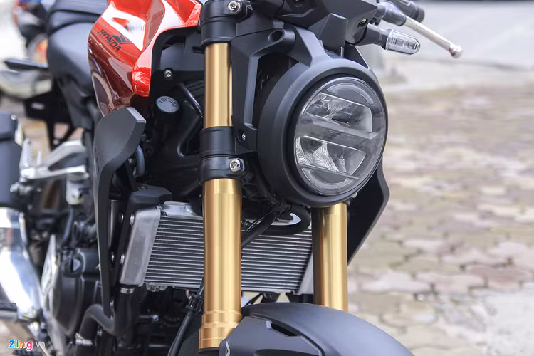 Đèn pha LED chia 2 tầng như các mẫu CB mang "họ" Honda khác. Giảm xóc trước hành trình ngược đường kính 41 mm như CB150R và CB650R. Giảm xóc sau dạng đơn với 7 mức điều chỉnh tải trọng khác nhau. Ngoài ra, CB300R cũng có bản vành màu đen và giảm xóc màu bạc. 