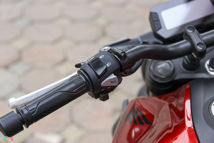 Tay lái có đầy đủ các nút bấm điều khiển chức năng như đề nổ, bật/tắt động cơ hoặc nháy đèn pha. Tính đến nay, Honda đã có cho mình 2 mẫu môtô ở phân khúc 300 phân khối là mẫu cruiser Rebel 300 và naked-bike CB300R. 