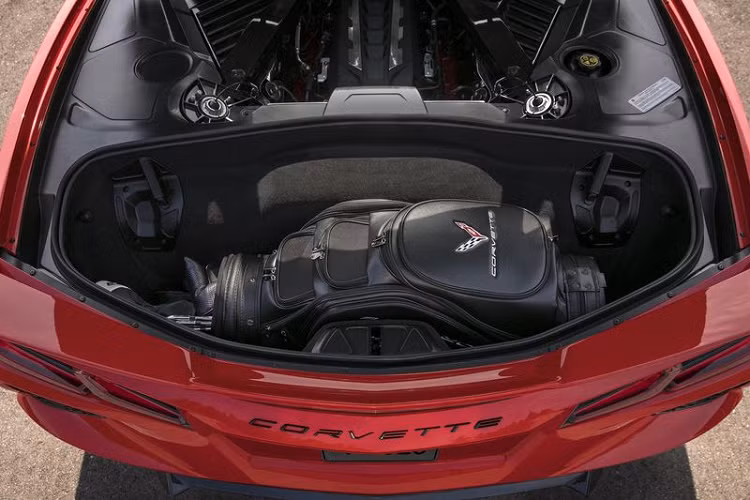 Dù đã được thiết kế mới hoàn toàn nhưng phần đuôi xe của Corvette Stingray 2020 vẫn mang dấu ấn của thế hệ C7. Điều này thể hiện ở cụm đèn hậu mới với phong cách thiết kế tương đồng với Corvette C7.