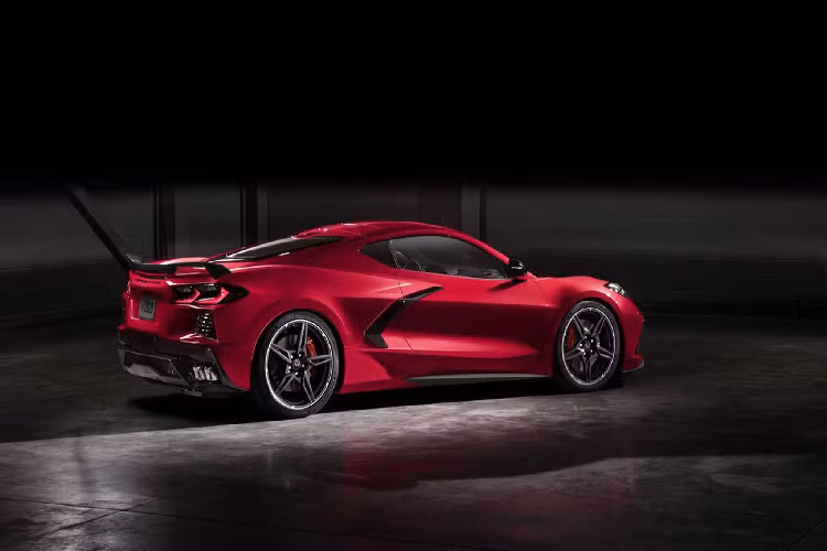 Được lấy cảm hứng từ các dòng máy bay chiến đấu Lockheed Martin F22/F35 và mang phong cách của xe đua Công Thức 1, ngoại hình của Corvette Stingray 2020 mới giờ đây vừa gợi cảm, lại vừa mềm mại, đây là những đặc điểm chúng ta thường thấy trên các siêu xe đắt tiền của các thương hiệu như Ferrari và McLaren.