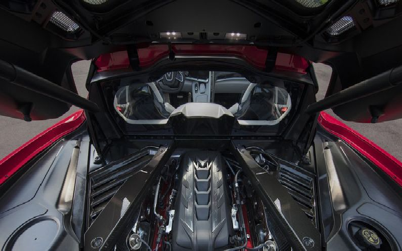 Cung cấp sức mạnh cho Corvette Stingray 2020 chính là khối động cơ V8 dung tích 6.2L Small Block LT2 thế hệ tiếp theo của Chevy, GM cho biết đây là khối động cơ V8 hút khí tự nhiên (N/A) duy nhất trong phân khúc cho công suất tối đa 495 mã lực và mô-men xoắn cực đại 637Nm.