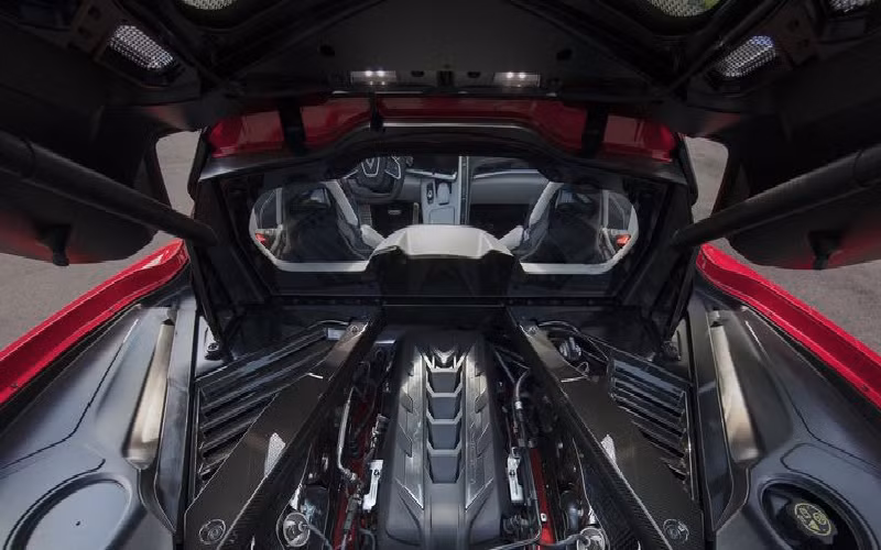 Cung cấp sức mạnh cho Corvette Stingray 2020 chính là khối động cơ V8 dung tích 6.2L Small Block LT2 thế hệ tiếp theo của Chevy, GM cho biết đây là khối động cơ V8 hút khí tự nhiên (N/A) duy nhất trong phân khúc cho công suất tối đa 495 mã lực và mô-men xoắn cực đại 637Nm.