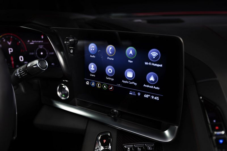 Corvette 2020 có 6 chế độ lái bao gồm: Weather, Tour, Sport, Track, MyMode - cài đặt kiểu lái xe ưa thích và chế độ Z (được đặt tên theo Z06, ZR1 và Z51) kích hoạt thông qua nút Z trên vô lăng nhằm đưa chế độ MyMode tiến thêm một bước, nó cho phép người lái điều chỉnh động cơ.