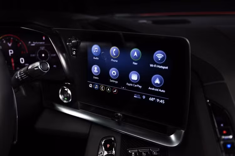 Corvette 2020 có 6 chế độ lái bao gồm: Weather, Tour, Sport, Track, MyMode - cài đặt kiểu lái xe ưa thích và chế độ Z (được đặt tên theo Z06, ZR1 và Z51) kích hoạt thông qua nút Z trên vô lăng nhằm đưa chế độ MyMode tiến thêm một bước, nó cho phép người lái điều chỉnh động cơ.