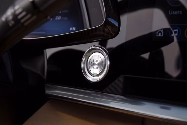 Động cơ kết hợp với dẫn động cầu sau (RWD) và hộp số ly hợp kép 8 cấp (8 DCT) được thiết kế bởi hãng TREMEC cho khả năng chuyển số nhanh chóng và mượt mà, hộp số thông minh hơn nhờ vào các thuật toán điều khiển hộp số. Cụm ống xả đặt giữa với 4 miệng xả hình tròn đã được thay bằng cặp ống xả kép hình vuông mới chia đều sang hai bên đi cùng với bộ khuếch tán khí động học.