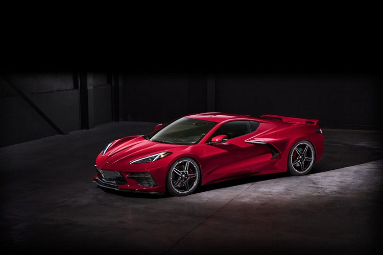 Nhờ sở hữu động cơ đặt sau (mid-engine), Chevrolet Corvette C8 mới có sự phân bổ trọng lượng giữa hai trục tốt hơn, điều này giúp tăng cường khả năng xử lý, nắp ca-pô thấp hơn cũng mang lại tầm quan sát tốt hơn cho người lái.