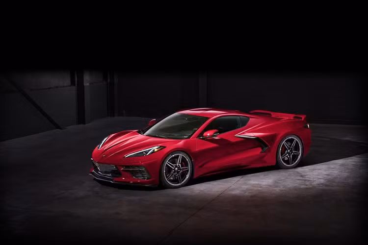 Nhờ sở hữu động cơ đặt sau (mid-engine), Chevrolet Corvette C8 mới có sự phân bổ trọng lượng giữa hai trục tốt hơn, điều này giúp tăng cường khả năng xử lý, nắp ca-pô thấp hơn cũng mang lại tầm quan sát tốt hơn cho người lái.