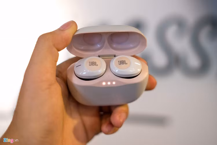 Hộp của Tune 120 TWS có một rãnh nhỏ ở phía trước, người dùng lấy tay đẩy lên để mở nắp.