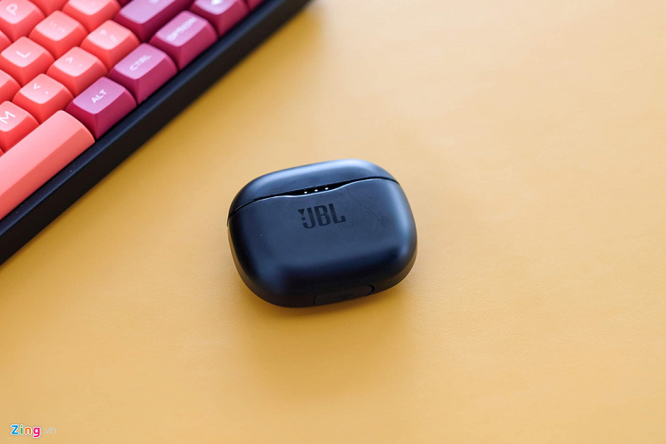 Kích thước hộp của model này được làm to và thô hơn so với AirPods 2. Bên cạnh đó, tai nghe Tune 120 TWS sử dụng chất liệu nhựa, hơi bóng, dễ trầy, xước. 