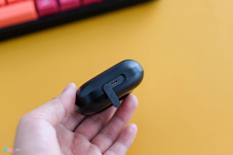 Ở phía dưới hộp có một cổng microUSB để người dùng sạc cho thiết bị. Tuy nhiên, cổng sạc này được bảo vệ bởi một lớp cao su đặt khá khít. Nếu người dùng không có móng tay dài sẽ khó lấy được lớp cao su này ra.