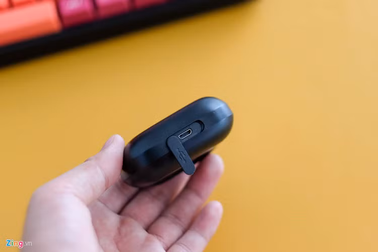 Ở phía dưới hộp có một cổng microUSB để người dùng sạc cho thiết bị. Tuy nhiên, cổng sạc này được bảo vệ bởi một lớp cao su đặt khá khít. Nếu người dùng không có móng tay dài sẽ khó lấy được lớp cao su này ra.