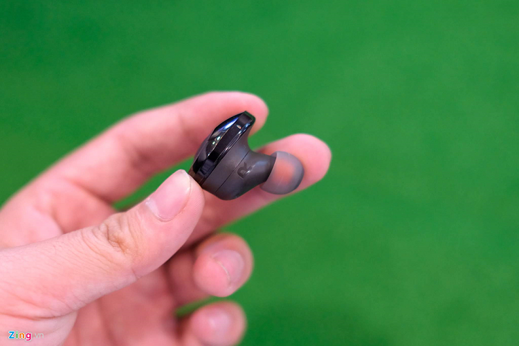 Tune 120 TWS có tổng thể nhỏ gọn, phần đuôi tai nghe không kéo dài như AirPods. Ở mặt trong, thiết bị có các chân sạc, mỗi bên tai bao gồm ký hiệu chỉ rõ là tai trái hay phải.