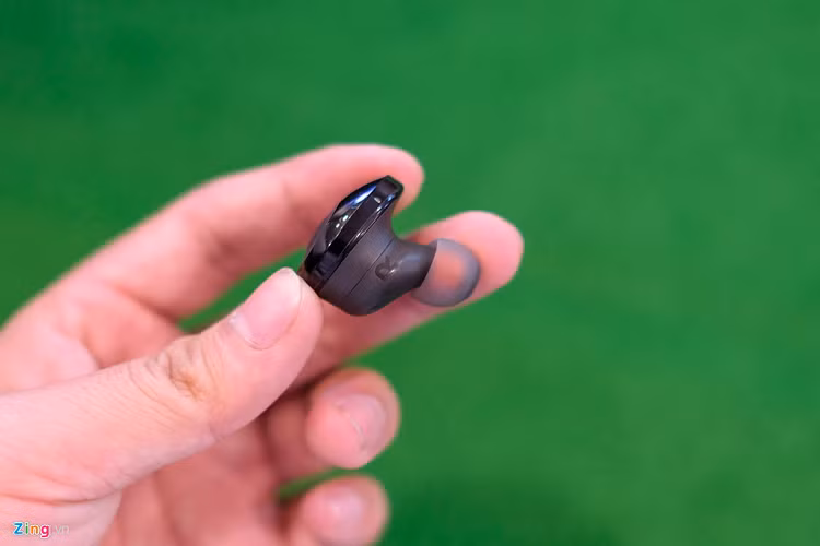 Tune 120 TWS có tổng thể nhỏ gọn, phần đuôi tai nghe không kéo dài như AirPods. Ở mặt trong, thiết bị có các chân sạc, mỗi bên tai bao gồm ký hiệu chỉ rõ là tai trái hay phải.