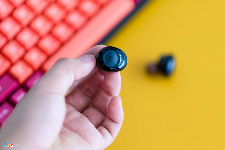 Khác với nhiều mẫu tai nghe True Wireless, Tune 120 TWS sử dụng các nút bấm cơ học thay vì cảm ứng. Cụ thể, người dùng nhấn một lần trên tai phải để dừng bài hát, nhận cuộc gọi, chạm hai lần để kích hoạt trợ lý ảo.