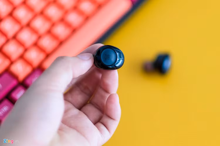 Khác với nhiều mẫu tai nghe True Wireless, Tune 120 TWS sử dụng các nút bấm cơ học thay vì cảm ứng. Cụ thể, người dùng nhấn một lần trên tai phải để dừng bài hát, nhận cuộc gọi, chạm hai lần để kích hoạt trợ lý ảo.