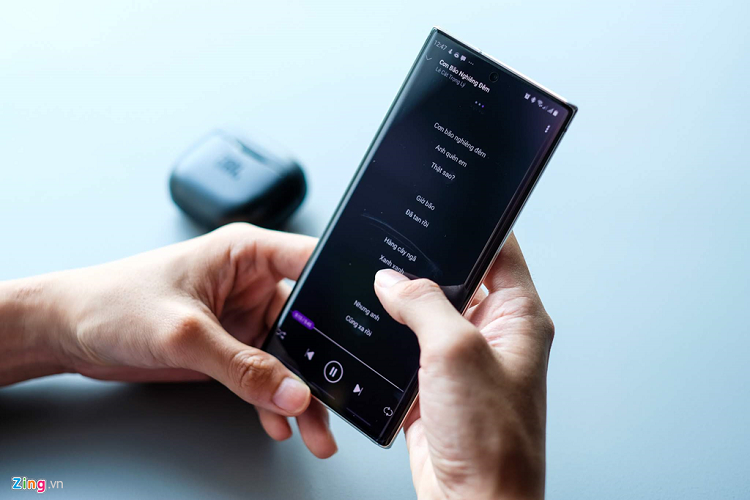 Còn lại, người dùng nhấn một lần vào tai trái để chuyển sang bài kế tiếp và nhấn hai lần để lùi bài trước đó. Như vậy, để tăng, giảm âm lượng tôi chỉ có thể điều khiển trên điện thoại. Do sản phẩm chỉ dùng nút bấm nên việc điều khiển không nhẹ nhàng như nút cảm ứng, nhưng giúp tránh bấm nhầm chức năng. 