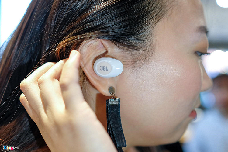 Tune 120 TWS cho cảm giác đeo khá khít trên tai. Tuy nhiên, khi tôi hoạt động mạnh như chạy bộ, hít đất... thì model này có tình trạng lung lay. Vì thế tôi phải liên tục chỉnh lại tai nghe nếu không muốn nó bị rơi.