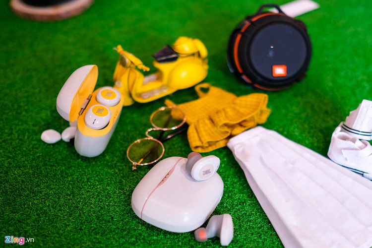 Bên cạnh đó, thiết bị có khả năng thực hiện cuộc gọi khá tốt, âm thanh thu và nhận đều rõ ràng. Theo JBL, thời gian sử dụng pin của Tune 120 TWS khoảng 4 giờ. Hộp có thể sạc đầy cho tai nghe thêm hơn 2 lần nữa, nâng tổng thời gian pin của tai nghe và hộp sạc lên 14 giờ. Thực tế, nếu tôi dùng với tần suất thấp có thể sạc thiết bị một lần/tuần. Còn đối với người sử dụng tần suất cao thì từ 2-3 ngày sạc/lần.