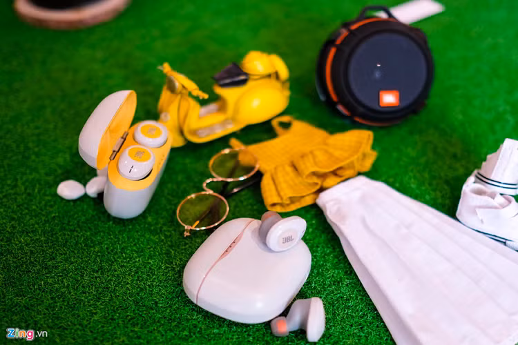 Bên cạnh đó, thiết bị có khả năng thực hiện cuộc gọi khá tốt, âm thanh thu và nhận đều rõ ràng. Theo JBL, thời gian sử dụng pin của Tune 120 TWS khoảng 4 giờ. Hộp có thể sạc đầy cho tai nghe thêm hơn 2 lần nữa, nâng tổng thời gian pin của tai nghe và hộp sạc lên 14 giờ. Thực tế, nếu tôi dùng với tần suất thấp có thể sạc thiết bị một lần/tuần. Còn đối với người sử dụng tần suất cao thì từ 2-3 ngày sạc/lần.