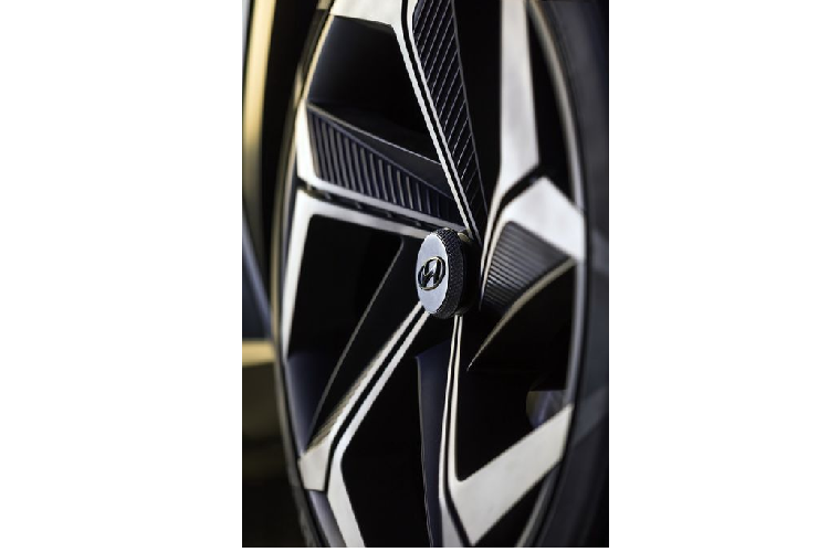 Các dấu ấn thiết kế từ tương lai khác bao gồm bộ mâm hợp kim màu satin crom to bản, kẹp phanh màu cam tối, cửa sổ trời kính, cổng sạc bên cho hành khách với nắp trượt đóng/mở, vân vân… 