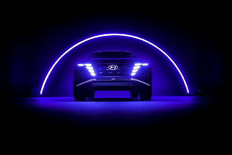 Về tổng quan, cụm đèn ẩn đặc trưng (Hidden Signature Lamp) khá tương đồng với người anh em Hyundai Le Fil Rouge concept trước đó trong Màn trập Hút khí Parametric Air Shutter là một chi tiết được phát triển mới, mang hiệu năng khí động học cao. Trong trạng thái đỗ, cụm lưới sẽ đóng im cho tới khi xe chuyển động, “từng ô trên lưới sẽ hoạt động đóng/mở theo trình tự cài trước, tạo nên một chuyển động tiến thực sự linh hoạt.” 