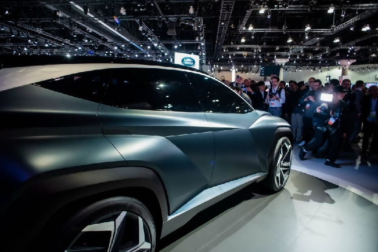 Về hệ thống đèn pha ẩn đặc trưng, các bóng ẩn sau hệ thống ‘nửa gương’ với màu crom sáng và được kích hoạt mỗi khi cần. 