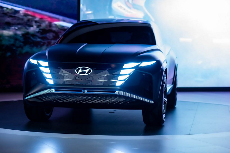 Trong khi chưa tiết lộ cụ thể về nội thất hay hệ dẫn động, mẫu Hyundai Vision T Concept mới rõ ràng sở hữu những đường nét rất giống với phiên bản thử nghiệm của Hyundai Tucson 2021 xuất hiện trong những tấm ảnh chụp lén trước đó, từ thiết kế mặt trước tới những góc cạnh &amp; nếp gấp trên thân xe. Thậm chí model này còn tạo cảm giác ‘hung dữ’ hơn cả thế hệ Tucson 2021.