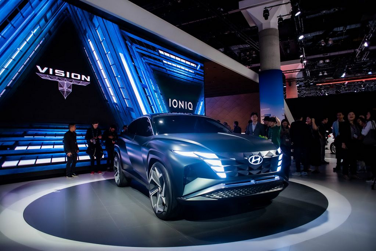 “Chúng tôi tích cực theo đuổi những đường hướng sáng tạo trong thiết kế, gia tăng giá trị cảm xúc, trải nghiệm của sản phẩm thông qua ngôi ngữ thiết kế Thể thao &amp; Gợi cảm,” phát biểu từ Phó chủ tịch Cấp cao kiêm Giám đốc Thiết kế Toàn cầu của Hyundai – SangYup Lee.