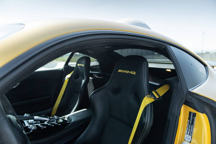 Gói nâng cấp V1 thấp nhất của hãng, chiếc Mercedes-AMG GT R hàng khủng vẫn sở hữu công suất 641 mã lực và 750 Nm mô-men xoắn, ngang với mẫu siêu xe Lamborghini Huracan Performante.