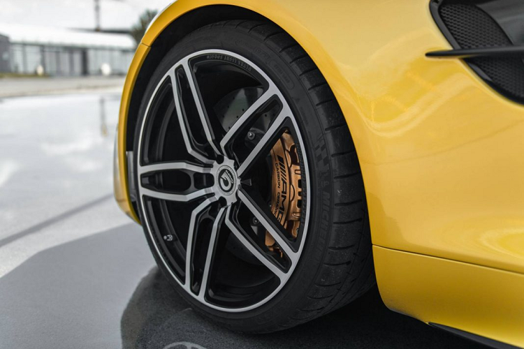 Sức mạnh của Mercedes-AMG GT R G-Power mạnh hơn nguyên bản nhờ những chi tiết như bơm xăng xe đua, piston nhẹ hơn, bộ tăng áp lớn hơn với cánh quạt gió và đường ống dẫn tiện CNC. Hệ thống nạp và thải của xe cũng được nâng cấp với lọc khí xe đua và bộ lọc khí thải mới.