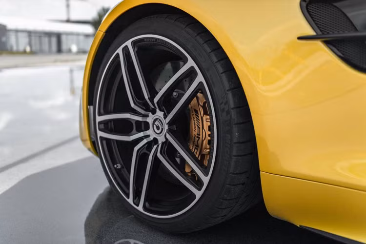 Sức mạnh của Mercedes-AMG GT R G-Power mạnh hơn nguyên bản nhờ những chi tiết như bơm xăng xe đua, piston nhẹ hơn, bộ tăng áp lớn hơn với cánh quạt gió và đường ống dẫn tiện CNC. Hệ thống nạp và thải của xe cũng được nâng cấp với lọc khí xe đua và bộ lọc khí thải mới.