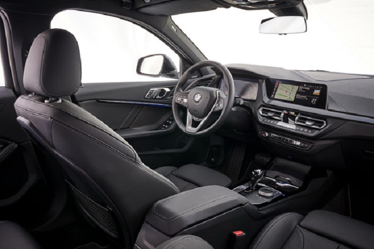 Không gian nội thất của 1-Series 2020 gần như tương đồng với những "người anh em" BMW khác. Khoang cabin hiện đại, trẻ trung và thể thao là những từ có thể dùng để miêu tả khoang nội thất này. Đặc biệt, trên phiên bản 1-Series 2020 mới, chiều dài của xe đã được nới rộng thêm 33mm giúp khoảng duỗi chân hành khách thoải mái hơn. 