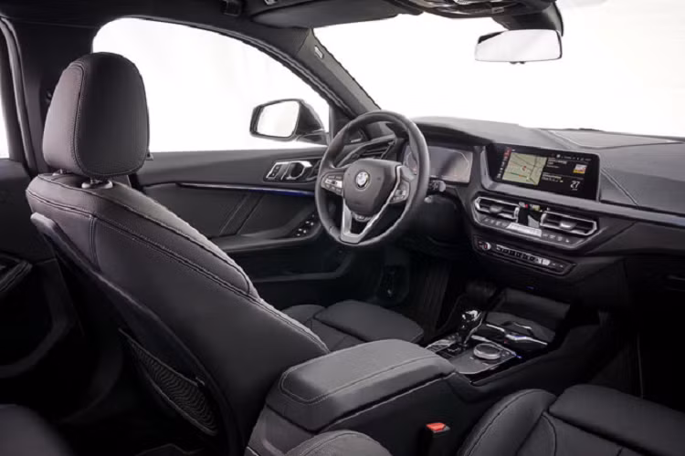 Không gian nội thất của 1-Series 2020 gần như tương đồng với những "người anh em" BMW khác. Khoang cabin hiện đại, trẻ trung và thể thao là những từ có thể dùng để miêu tả khoang nội thất này. Đặc biệt, trên phiên bản 1-Series 2020 mới, chiều dài của xe đã được nới rộng thêm 33mm giúp khoảng duỗi chân hành khách thoải mái hơn. 