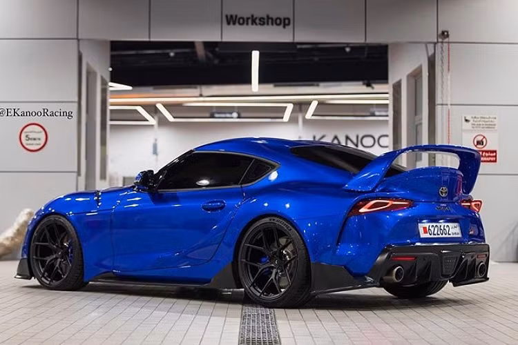 Bên cạnh đó, xe cũng được nâng cấp với bộ mâm đến từ Vossen, kích thước 20 inch. Hệ thống treo mới cũng giúp xe thấp hơn so với tiêu chuẩn. Dưới nắp ca-pô, động cơ và hệ thống nạp, xả cũng đã được nâng cấp nhằm cho ra công suất ấn tượng hơn. Tuy nhiên, hãng độ Ekanno Racing lại không công bố những thông số này một cách chi tiết.